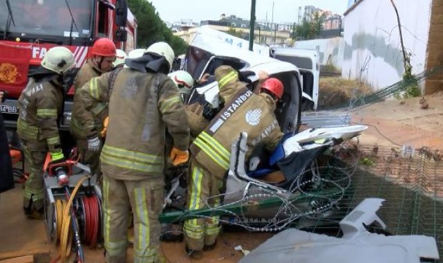 -Pendik'te istinat duvarı araçların üzerine çöktü : 1 ağır 5 yaralı