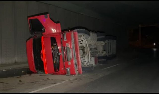 Pendik'te, alkollü sürücünün kullandığı hafriyat kamyonu yan yattı: 1 yaralı