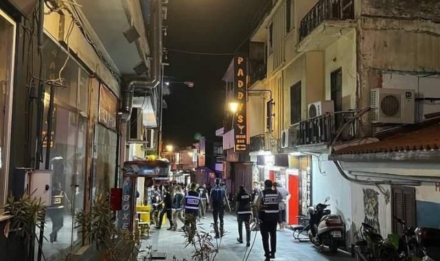 Polis ekiplerinden Kuşadası Barlar Sokağı'na şok baskın