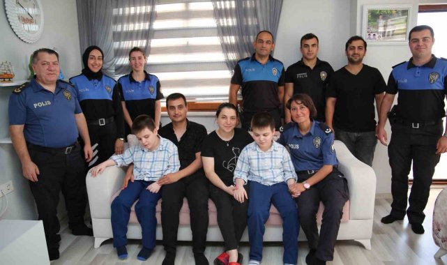 Polislerden engelli çocuklara anlamlı ziyaret