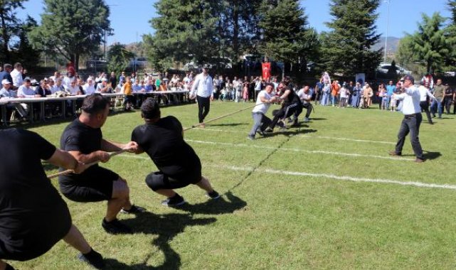 Polislerin pikniğinde halat çekme ve çuval yarışması