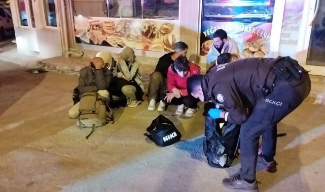 Polisten kaçan göçmen kaçakçıları, yol çalışmasının yapıldığı 'kapalı' sokakta yakalandı