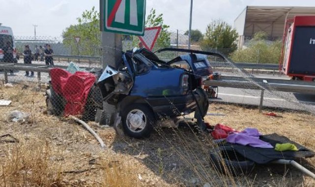Refüjdeki direğe çarpan otomobilin sürücüsü öldü