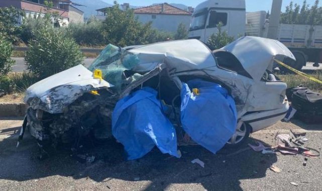 Refüjü aşıp TIR'a çarpan otomobildeki karı- koca öldü, çocukları yaralandı