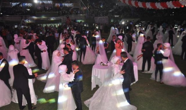 Reyhanlı'da 100 çift, toplu nikahla dünyaevine girdi