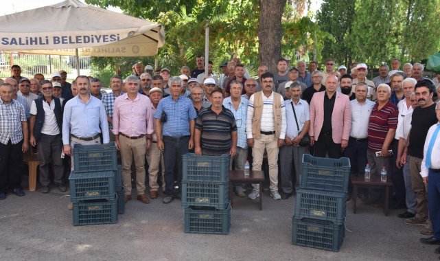 Salihli'de üreticilere 9 bin meyve kasası hibe edildi