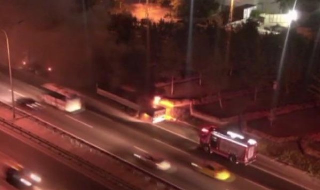 Sancaktepe TEM Otoyolu'nda TIR'da çıkan yangını itfaiye söndürdü