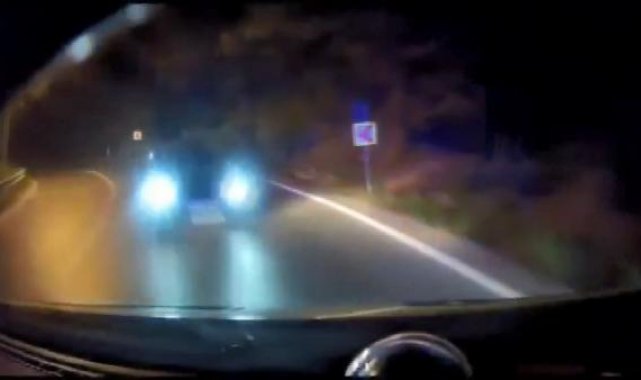 Sarıyer'de ambulansla otomobilin kafa kafaya çarpıştığı anlar kamerada