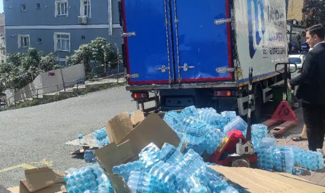 Sarıyer'de kamyonet şoförü devrilen paletteki suların altında kaldı