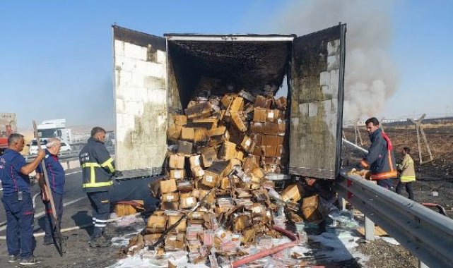 Şekerleme yüklü TIR'ın dorsesi yandı