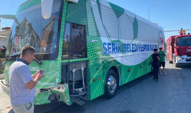 Serik Belediyespor takım otobüsü, otomobille çarpıştı: 1 yaralı