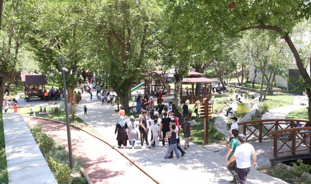 Sıcak havadan bunalan Denizlililer, Doğal Yaşam Parkı'nda rahatlıyor