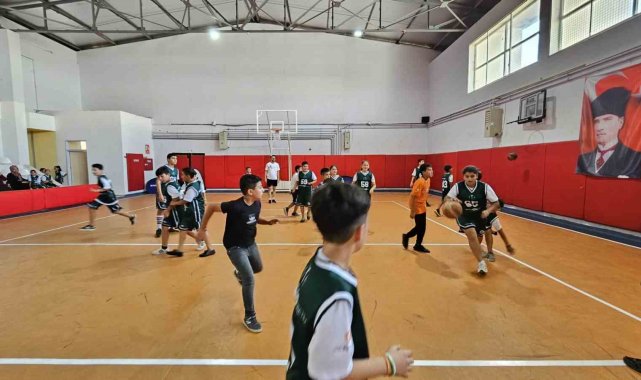 Sinan Güler ve Muratcan Güler'den Adana'daki öğrencilere basketbol kursu