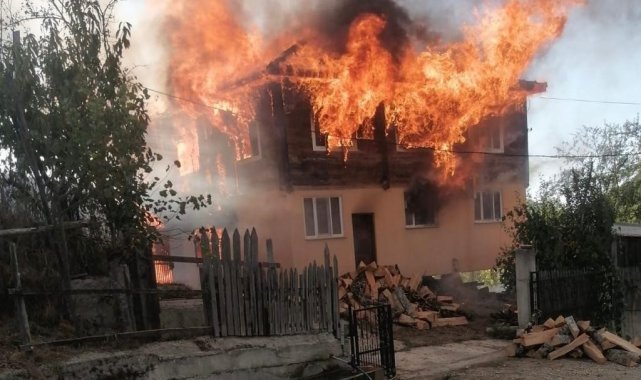 Sinop'ta 2 katlı ev alev topuna döndü