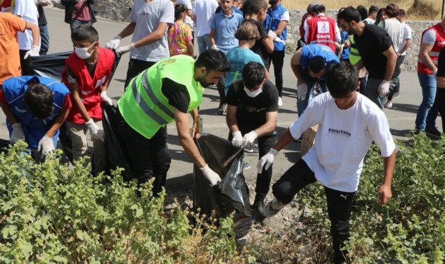 Şırnak'ta gönüllüler birleşip çevre temizliği yaptı