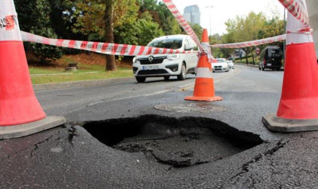 Şişli'de sağanak yağış nedeniyle yol çöktü