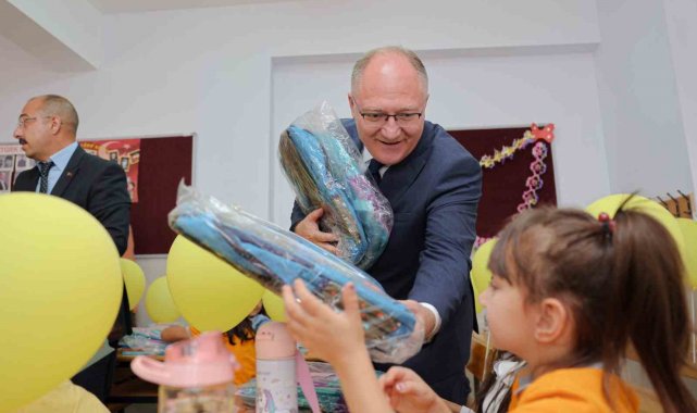 Sivas'ta minik öğrencilere çanta hediyesi