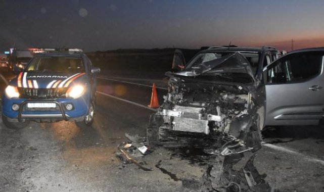 Sivas'ta TIR ile hafif ticari araç çapıştı: 5 yaralı