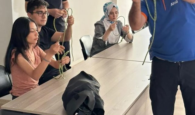 Stajyer AFAD ekipleri eğitimden geçiyor