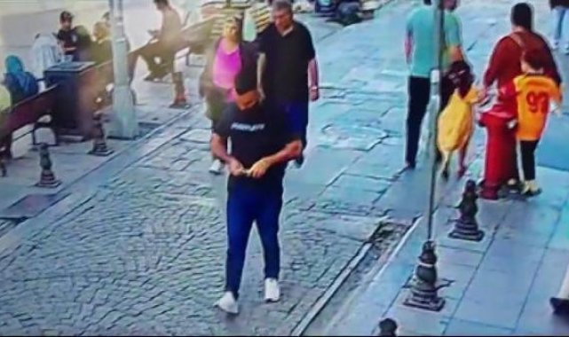 Sultanbeyli'de yolda yürüyen vatandaşın cep telefonu yandı