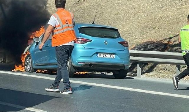Sultangazi TEM Otoyolu'nda otomobil alev alev yandı
