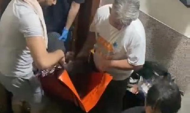 Sultangazi'de su baskınında mahsur kalan yatalak hastayı polis ve kurtardı