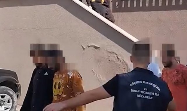 Şüphe üzerine durdurulan araçlardan 22 düzensiz göçmen yakalandı