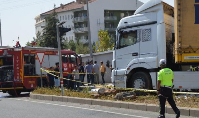 Sürücüsü 'dur' ihtarına uymayınca lastiklerine ateş edilen TIR, refüje çıktı: 1 gözaltı