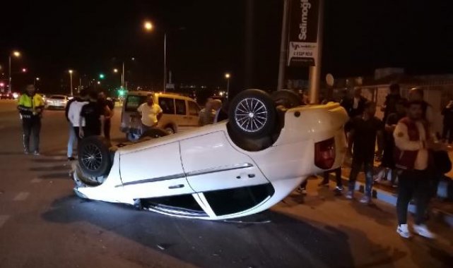 Sürücüsünün makas atarak ilerlediği otomobil kaldırıma çarpıp takla attı