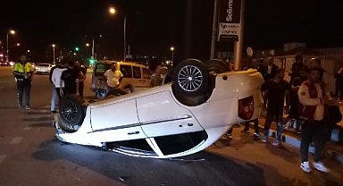 SÜRÜCÜSÜNÜN MAKAS ATARAK İLERLEDİĞİ OTOMOBİL KALDIRIMA ÇARPIP TAKLA ATTI