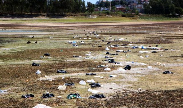 Suyu çekilen Seyhan Baraj Gölü kıyısında piknikçi kirliliği
