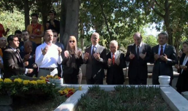 Taçsız Kral lakaplı Metin Oktay, mezarı başında anıldı