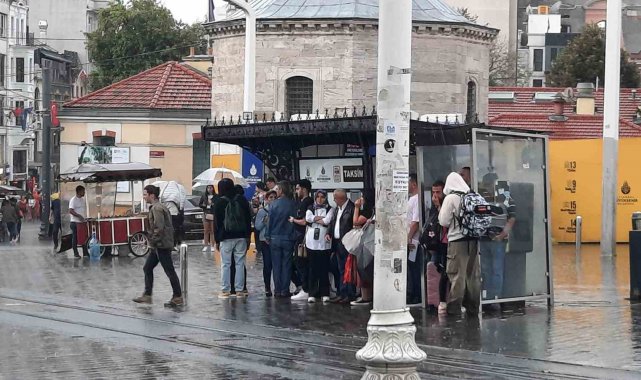 Taksim'de yağmur etkili oldu: Beyoğlu'nun ara sokaklarında ortaya şelaleyi andıran görüntüler çıktı