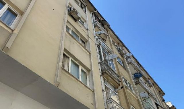 Tartıştığı sevgilisini, 10 yaşındaki kızının gözü önünde öldürüp, intihar etti