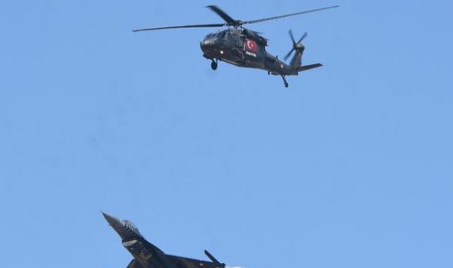 TEKNOFEST'te F-16 savaş uçağı ve helikopterle kol uçuşu gösterisi