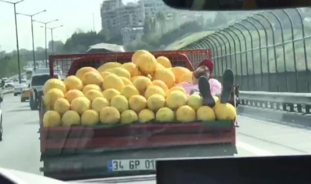TEM'de kavun yüklü kamyonetin kasasında uyuyarak yolculuk kamerada