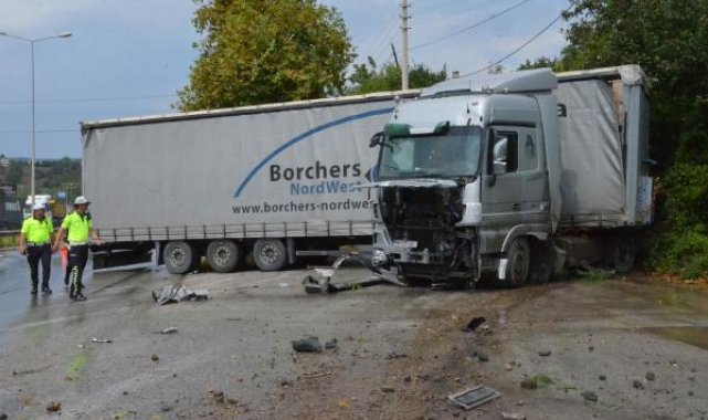 TIR'la yaptığı kazadan yara almadan kurtuldu; aracının durumuna üzüldü