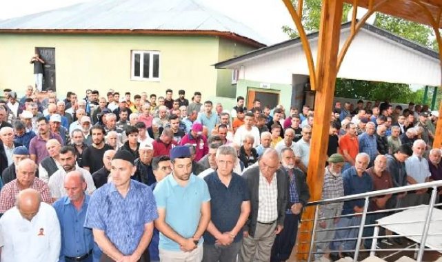 Tomruğun altında kalan orman işçisi, toprağa verildi