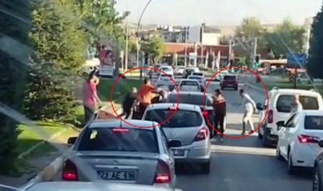 Trafikte tekmeli- yumruklu 'yol vermeme' kavgası kamerada