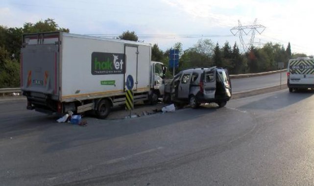 Tuzla'da kamyonet ile hafif ticari araç çarpıştı