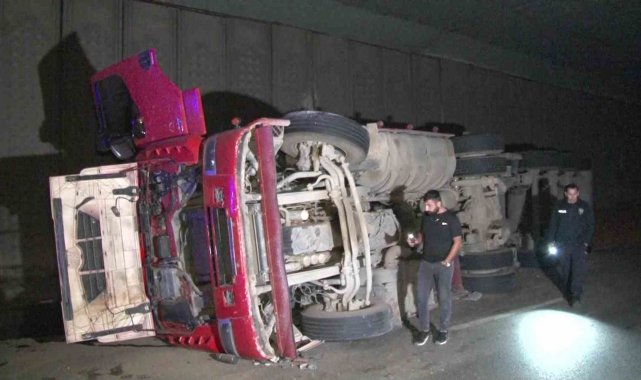 Tuzla'da virajı alamayan hafriyat kamyonu yan yattı: 1 yaralı