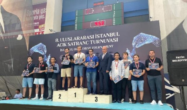 Uluslararası İstanbul Açık Satranç Turnuvası'nda dereceye girenler ödüllendirildi