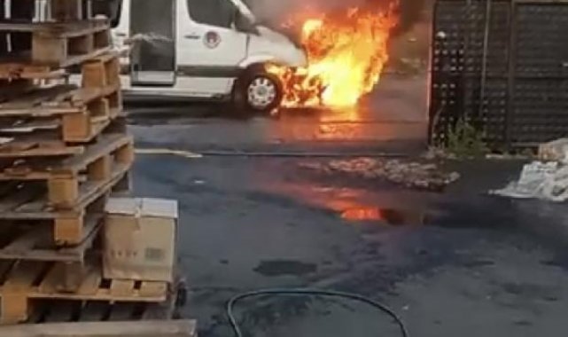 Ümraniye'de servis minibüsü alev alev yandı