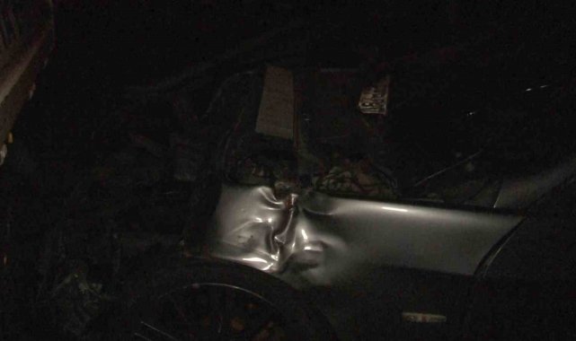 Ümraniye'de otomobil zabıta aracına çarptı: 2 yaralı