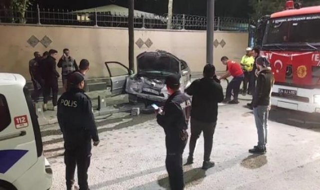 Üsküdar'da otomobil aydınlatma direğine çarptı:1 yaralı