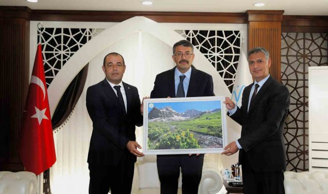 Vali Çelik: "Hakkari'nin eşsiz güzellikleri olan bir doğası var"