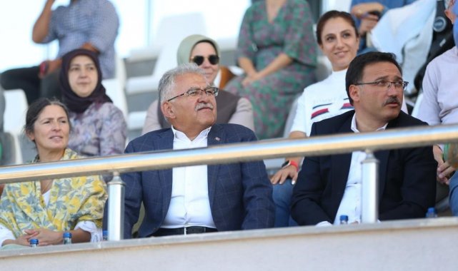 Vali Çiçek ve Başkan Büyükkılıç, Atlı Okçuluk Türkiye Şampiyonasını ziyaret etti