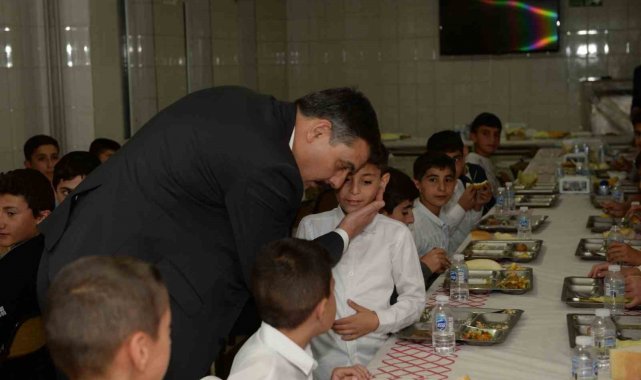 Vali Çiftçi Kur'an Kursu'nda çocuklarla yemek yedi
