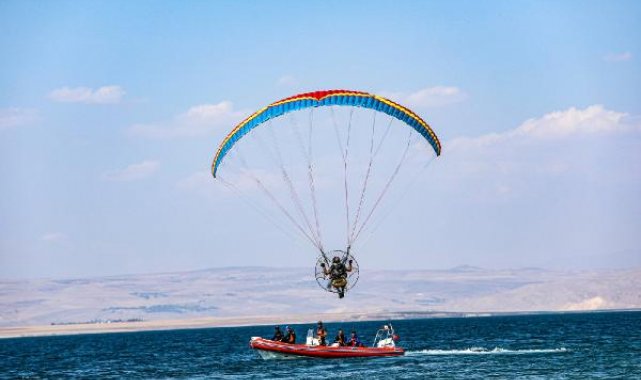 Van Gölü sahilinde yamaç paraşütü ve paramotor şampiyonası