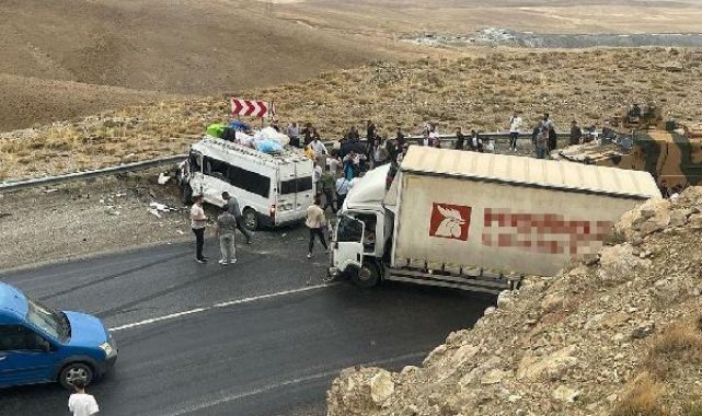 Van'da kamyon ile yolcu minibüsü ile çarpıştı: 1 ölü, 11 yaralı